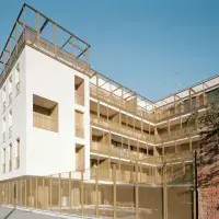 Panoramaansicht der Fassade mit Geländern aus Streckmetall