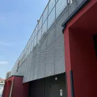 Seitenansicht der Verbindung von Streckmetallpaneelen