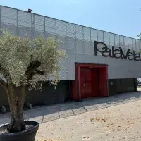 Panorama der Fassade, die mit dem lackierten Streckmetallgewebe ausgeführt wurde