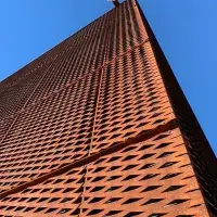 Detail der gefalteten Corten-Streckmetallplatte
