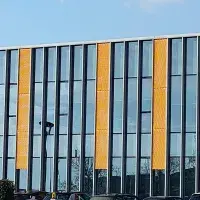 Abwechselnd Glas und lackiertes Streckmetall