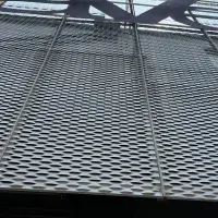 Detail der Streckmetall-Paneele von unten gesehen